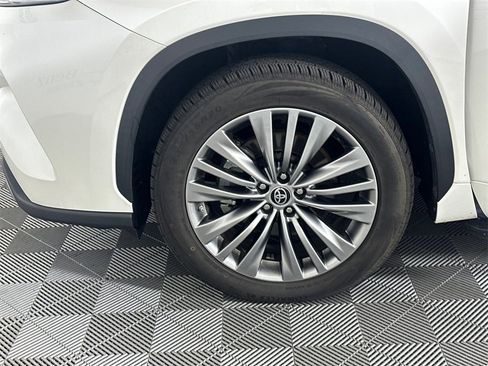 Used 2021 Toyota Highlander Platinum image 11