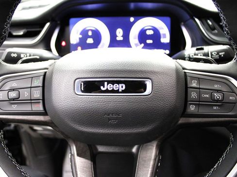 New 2025 Jeep Grand Cherokee Limited w/ Luxury Tech Group II image 11