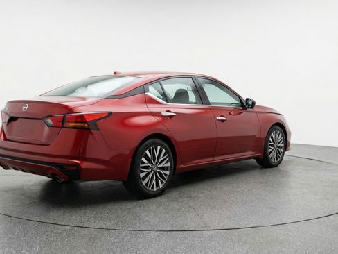 Used 2025 Nissan Altima 2.5 SV image 9