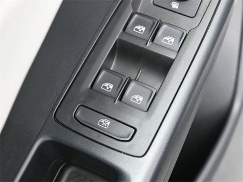 Certified 2025 Volkswagen Taos SE image 13