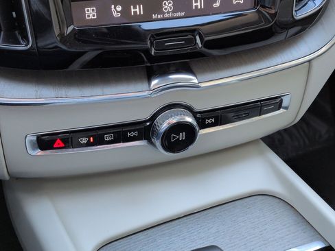 Certified 2023 Volvo XC60 T8 Plus image 25