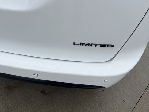 Used 2025 Chrysler Pacifica Limited image 23