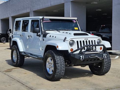Used 2015 Jeep Wrangler Unlimited Sahara w/ Connectivity Group AWD/4WD image 3