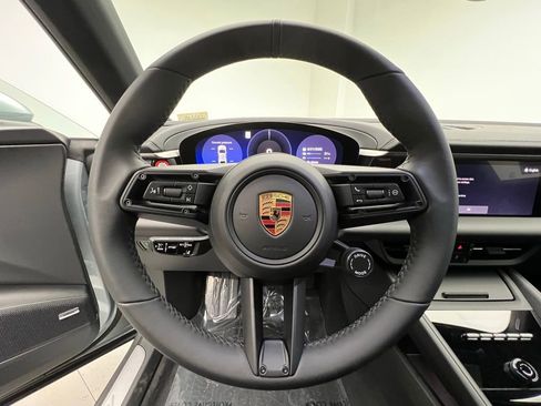 Used 2025 Porsche Macan Electric image 7