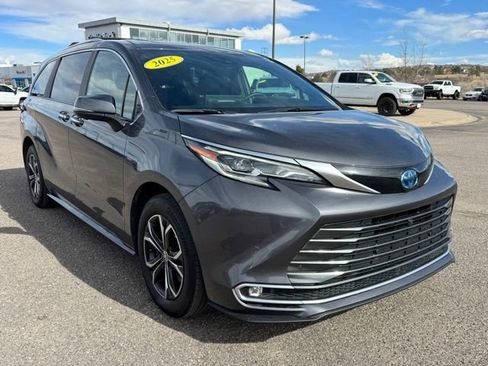 Used 2025 Toyota Sienna Platinum image 8