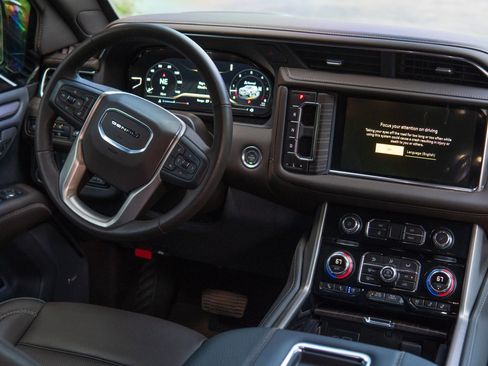 Used 2024 GMC Yukon Denali w/ Max Trailering Package image 4