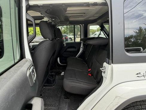 Used 2018 Jeep Wrangler Unlimited Sahara w/ Cold Weather Group AWD/4WD image 11