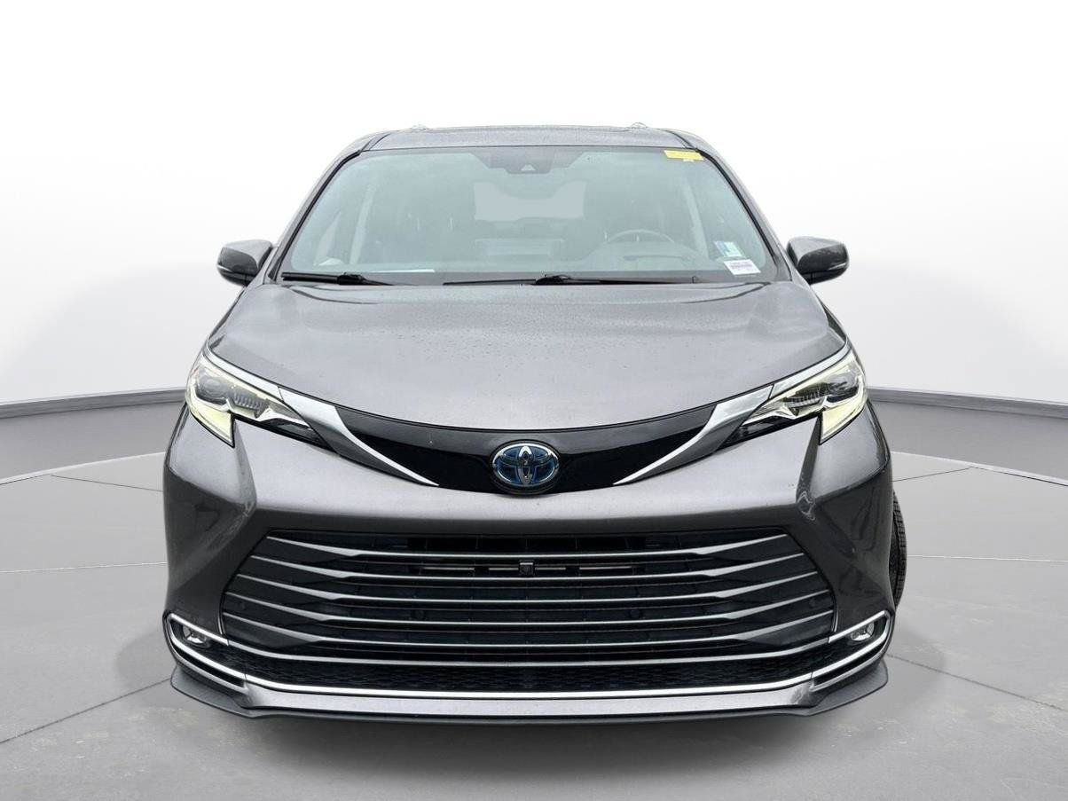Used 2023 Toyota Sienna Platinum AWD/4WD image 3