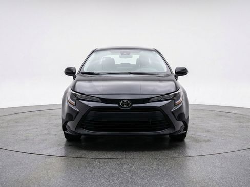 Used 2025 Toyota Corolla LE FWD image 2