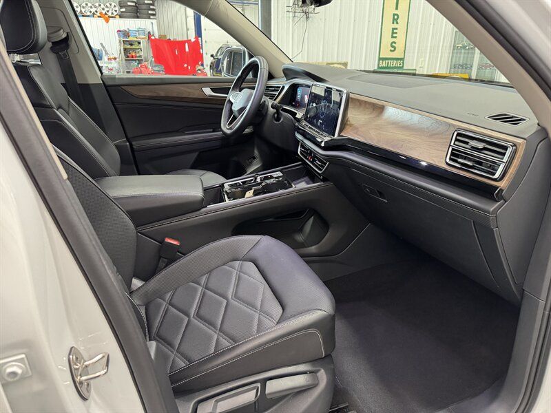 Used 2024 Volkswagen Atlas SE AWD/4WD image 14