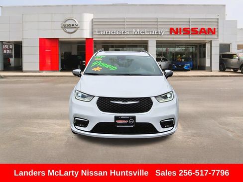 Used 2025 Chrysler Pacifica Pinnacle FWD image 11