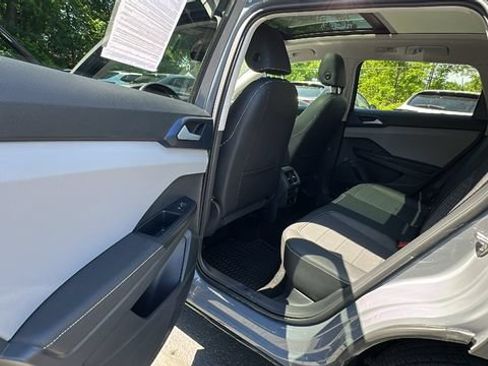 Used 2024 Volkswagen Taos SE w/ Panoramic Sunroof Package AWD/4WD image 34