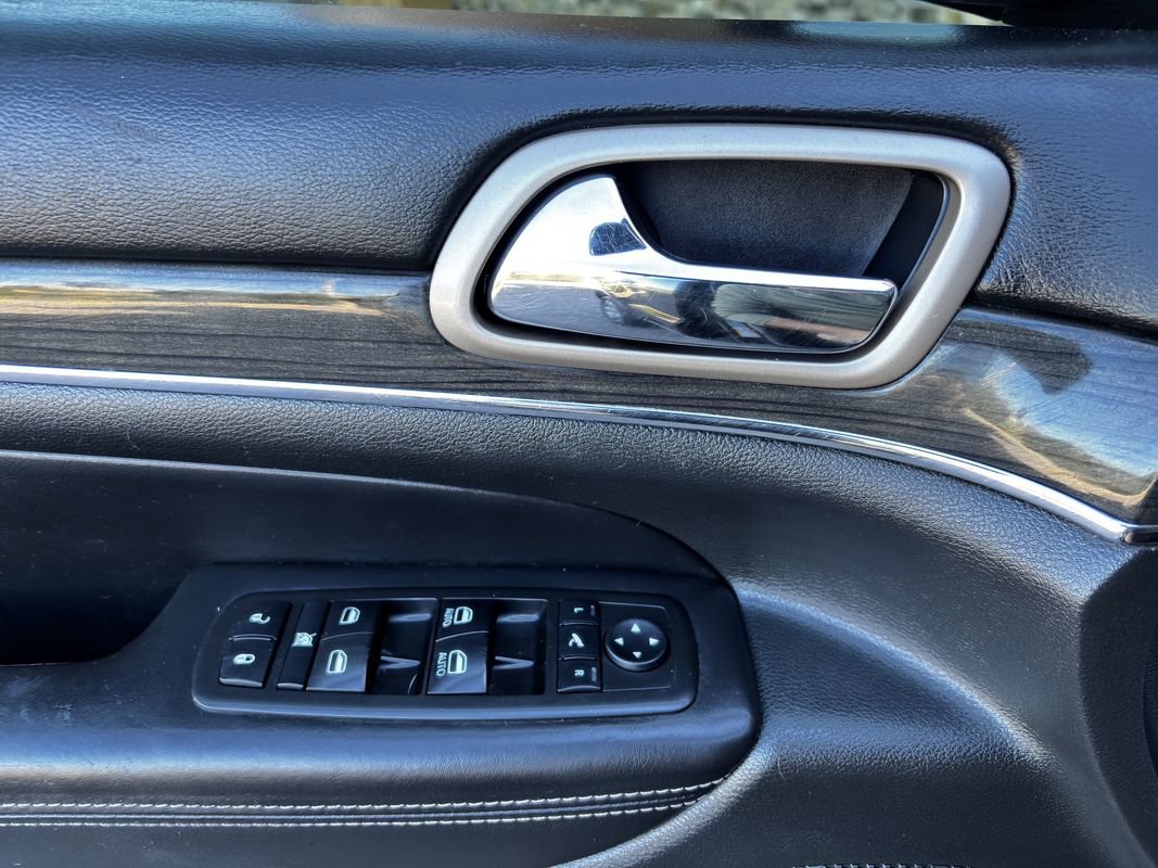 Used 2015 Jeep Grand Cherokee Overland w/ Advanced Technology Group AWD/4WD image 28