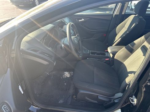 Used 2018 Ford Focus SE w/ SE Appearance Package FWD image 9