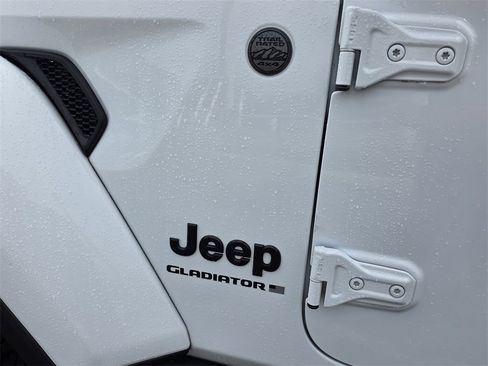 Used 2023 Jeep Gladiator Willys image 4