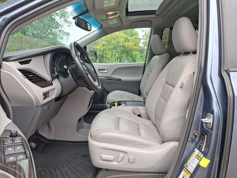 Used 2017 Toyota Sienna XLE Premium FWD image 15