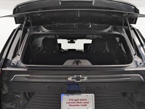 Used 2021 Chevrolet Suburban Z71 w/ Z71 Signature Package AWD/4WD image 19
