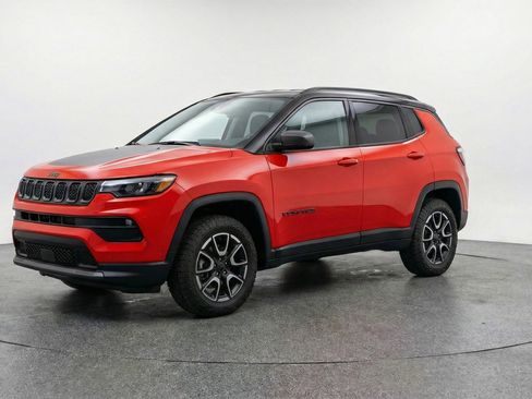 Used 2025 Jeep Compass Trailhawk AWD/4WD image 3