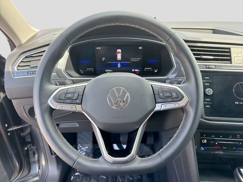 Used 2022 Volkswagen Tiguan SE w/ Panoramic Sunroof Package FWD image 29