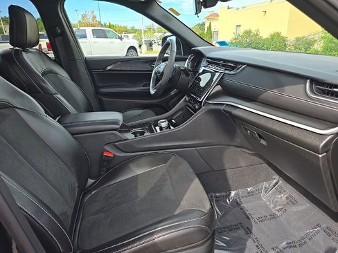 Certified 2025 Jeep Grand Cherokee Altitude image 11