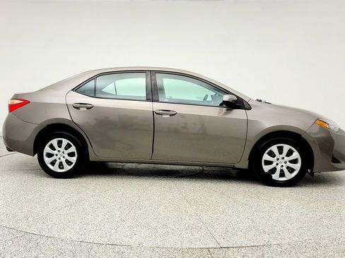 Used 2017 Toyota Corolla LE w/ Carpet Mat Package (TMS) FWD image 4