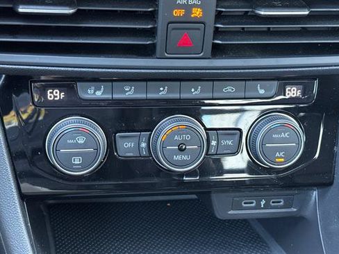 Used 2020 Volkswagen Jetta SE w/ SE Cold Weather Package FWD image 20