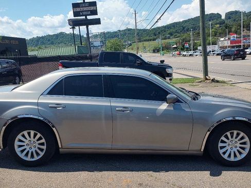 Used 2014 Chrysler 300 RWD image 2