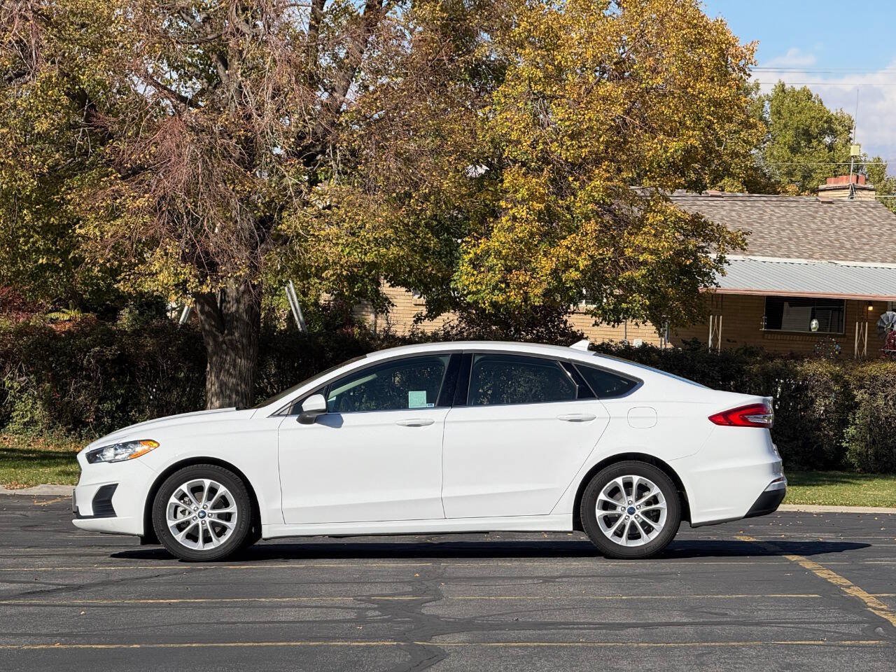 Used 2020 Ford Fusion SE FWD image 2
