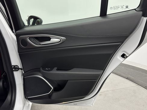 Used 2022 Alfa Romeo Giulia Veloce image 31