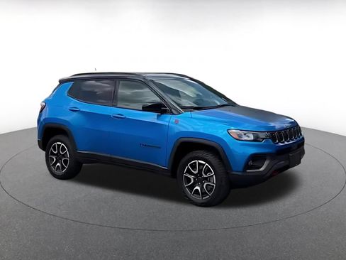 Used 2025 Jeep Compass Trailhawk AWD/4WD image 2