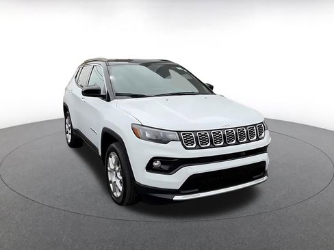 Used 2025 Jeep Compass Limited AWD/4WD image 3