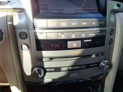 Used 2013 Lexus LX 570 4WD w/ Luxury Pkg image 37