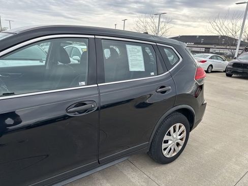 Used 2017 Nissan Rogue S image 4