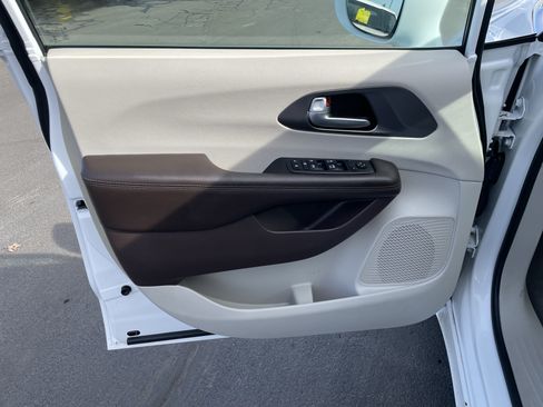 Used 2018 Chrysler Pacifica Touring Plus FWD image 10