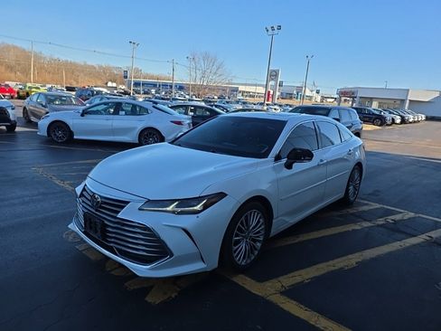 Used 2022 Toyota Avalon Limited image 9
