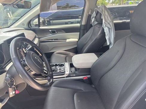 Used 2024 Kia Carnival LX FWD image 2