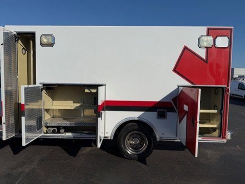 Used 2003 Ford E-450 and Econoline 450 image 11