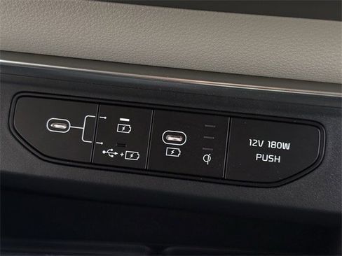 Used 2025 Kia Carnival EX image 23