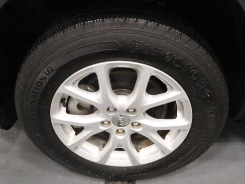 Used 2018 Jeep Cherokee Latitude w/ Safety Group AWD/4WD image 21
