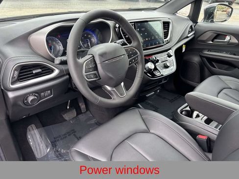 New 2027 Chrysler Pacifica Select FWD image 18