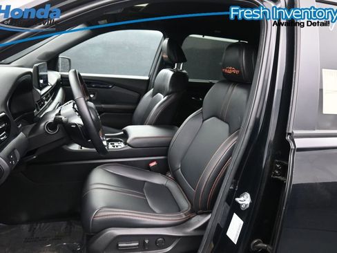 Used 2025 Honda Pilot TrailSport image 15