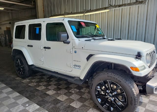Used 2024 Jeep Wrangler Unlimited Sahara w/ Technology Group AWD/4WD image 1