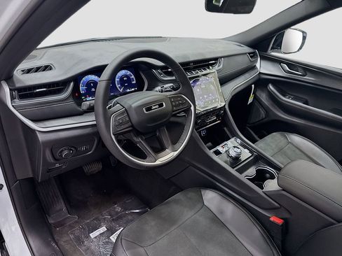 New 2025 Jeep Grand Cherokee Altitude image 23