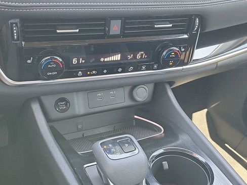 Used 2025 Nissan Rogue SL AWD/4WD image 17
