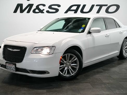Used 2017 Chrysler 300 Limited RWD image 2