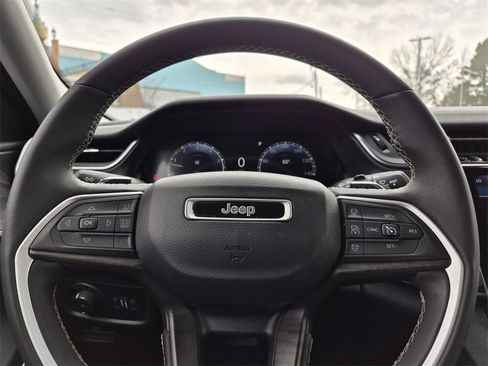 Used 2023 Jeep Grand Cherokee Limited w/ Black Appearance Package image 19