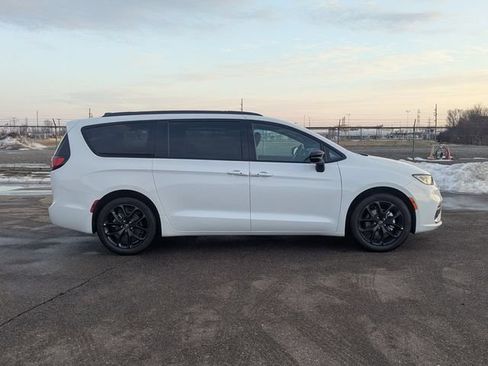 New 2026 Chrysler Pacifica Select w/ S Appearance Package FWD image 2