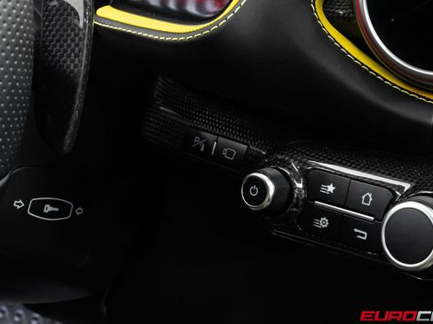 Used 2021 Ferrari 812 Superfast RWD image 32