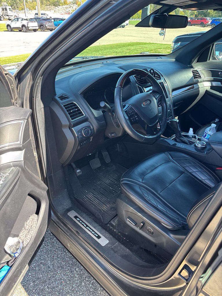 Used 2018 Ford Explorer Platinum AWD/4WD image 3