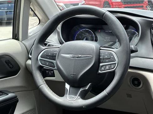 Used 2023 Chrysler Pacifica Touring-L FWD image 27